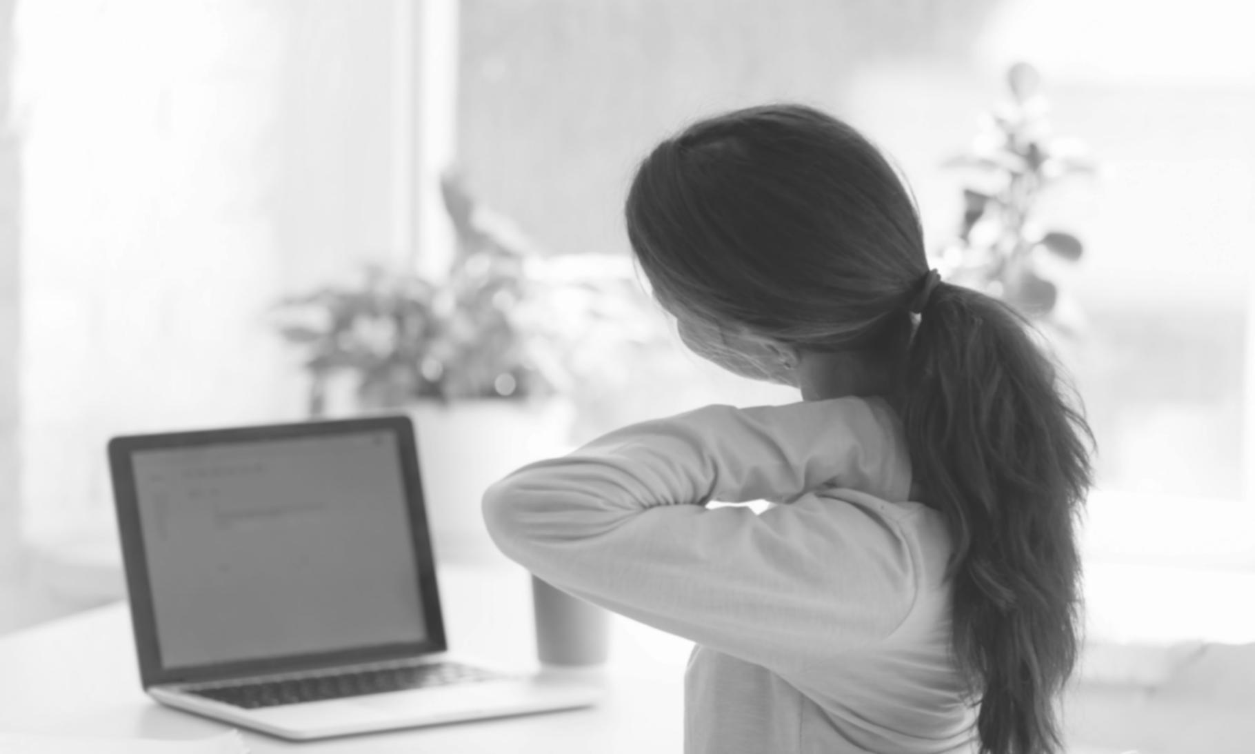 Backend-Entwickler bei der Arbeit an komplexen Systemen