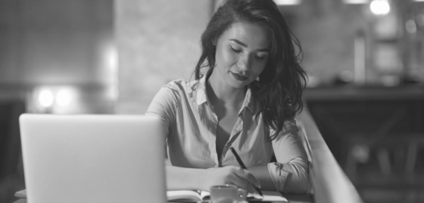 Student arbeitet an Backend-Projekt mit mehreren Monitoren