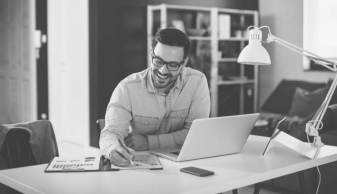 Backend-Entwickler beim Programmieren von Server-Anwendungen